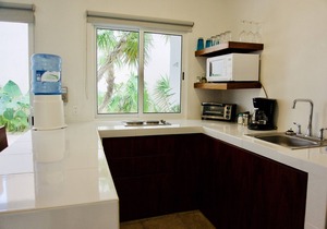 AQUA GUESTHOUSE 3~ STEPS FROM THE BEACH ~ POOL ~ A+ INTERNET
