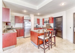 Beachfront apartment with ocean views, pools, gym, partial AC & strong WiFi