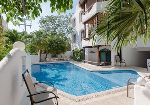 Beautiful condo a few steps from 5th avenue and Mamitas beach