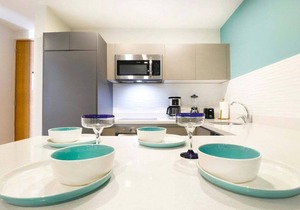 Centrally located 1BR w/sea view Rooftop pool!