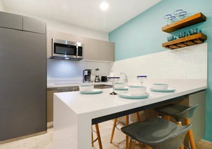 Centrally located 1BR w/sea view Rooftop pool!