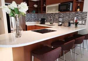Cheerful 2 BR at 38th Ave. by Happy Address