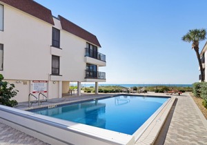 Condo with great seaside location near beaches and shared pool in Holmes Beach