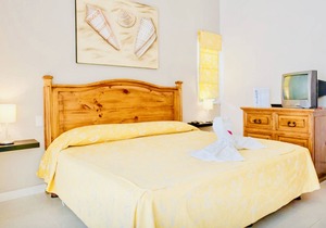 Deluxe Comfort Balcony Room With Swimming Pool Air Conditioning and Parking