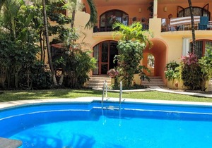 GEM near BEACH and Fifth Ave. Pool, Wifi, Top Notch LOCATION. Kid friendly!
