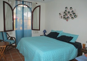 GEM near BEACH and Fifth Ave. Pool, Wifi, Top Notch LOCATION. Kid friendly!