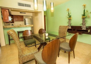 Great 2BR Condo Steps to Beach w/Pool Sleeps 8!