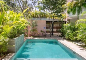 Lovely Penthouse with pool, private top terrace, plunge & BBQ patio. Fast Wifi
