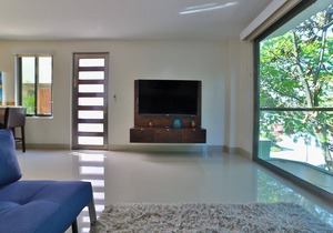 Luxury 1 bed Condo w/ Large Private Patio On 5th Ave. Steps to Beach! Fast Wifi!