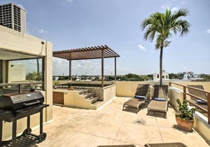 Luxury Penthouse with Rooftop Pool - Walk to Beach!