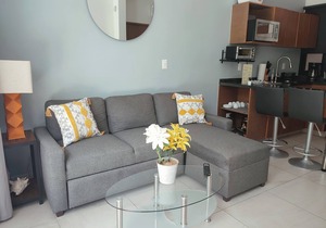 Modern 1-BR, close to beach, restaurants & supermarket. King bed & private patio