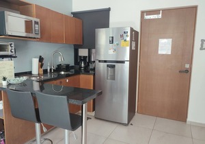 Modern 1-BR, close to beach, restaurants & supermarket. King bed & private patio