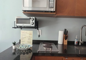 Modern 1-BR, close to beach, restaurants & supermarket. King bed & private patio