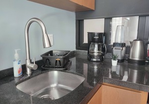 Modern 1-BR, close to beach, restaurants & supermarket. King bed & private patio