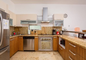NEW LISTING! Oceanview 2 bedr condo, steps from the beach