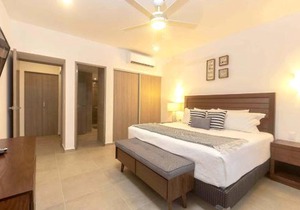 One Bedroom, Great Location, Large Roof Pool with beautiful views, Gym included