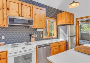 Private Cottage w/hot tub, fireplace, air conditioning, seasonal communal pool in Bend