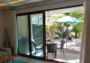 Quiet 2 bedroom Condo with pool 11 min to beach