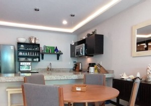 Quiet 2 bedroom Condo with pool 11 min to beach
