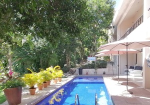 Quiet 2 bedroom Condo with pool 11 min to beach