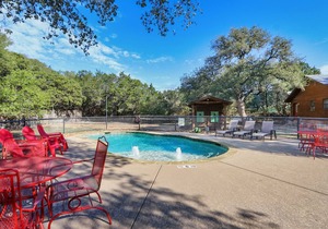 Suite with Two Queen Beds Minutes from Downtown! in Wimberley