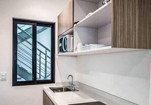 ~ Sunny & Private Studio ~ Pool + Rooftop Lounge ~ Minutes from the Beach Beaches & 5th Avenue!