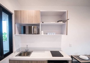 ~ Sunny & Private Studio ~ Pool + Rooftop Lounge ~ Minutes from the Beach Beaches & 5th Avenue!