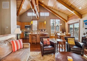 The Lodges C-2 - 1 Block to the Beach! in Cannon Beach