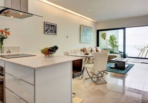 Upscale Classy Condo Just Steps from the Beach