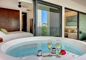 Upscale Classy Condo Just Steps from the Beach