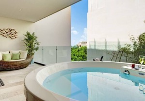 Upscale Classy Condo Just Steps from the Beach