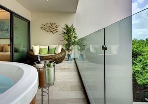 Upscale Classy Condo Just Steps from the Beach