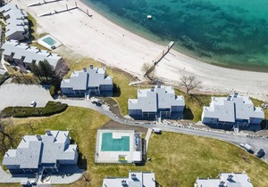 Yacinde B5 Waterfront Condo with Loft, Sleeps 4 in Manson