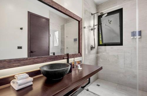 La Veleta Apartment | 1min to Downtown Asana Premium w/Pool & Concierge