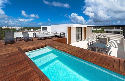 La Veleta House | BÄAK- Central Park PHA- 3 BED Penthouse PRIVATE ROOFTOP POOL GYM SPA