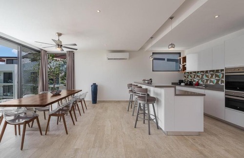 La Veleta House | BÄAK- Central Park PHA- 3 BED Penthouse PRIVATE ROOFTOP POOL GYM SPA