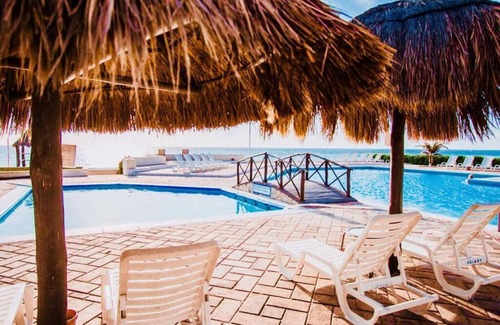 Zona Hotelera Condo | Condos Brisas offers great location for family and friends. Great beach and pool
