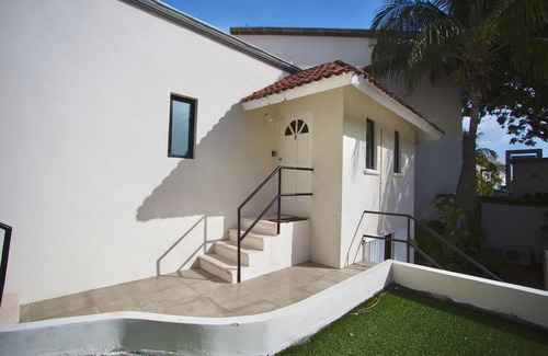 Zona Hotelera Apartment | Cozy 1BD with pool,one block from the beach