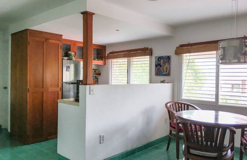 Downtown Condo | DAZZLING PLANTATION HOUSE SUITES STEPS FROM SEA. Family and pet friendly