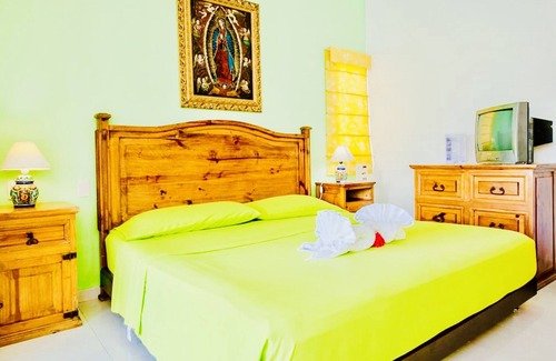Playacar Bed & Breakfast | Deluxe Budget Balcony Room With Swimming Pool Air Conditioning and Parking