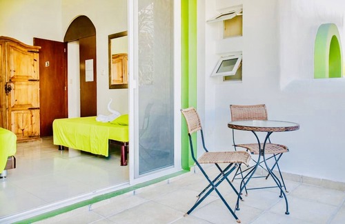 Playacar Bed & Breakfast | Deluxe Budget Balcony Room With Swimming Pool Air Conditioning and Parking