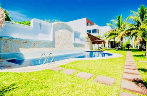 Playacar Bed & Breakfast | Deluxe Jacuzzi Balcony Room With Swimming Pool Air Conditioning and Parking