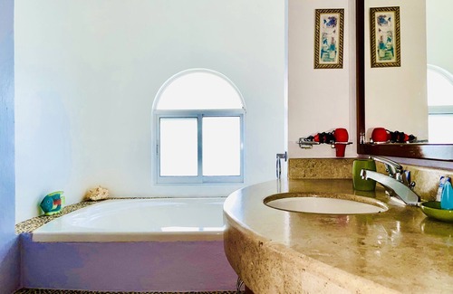 Playacar Bed & Breakfast | Deluxe Jacuzzi Balcony Room With Swimming Pool Air Conditioning and Parking
