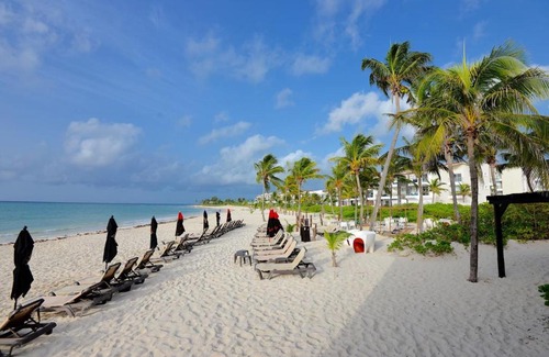 Villa Juarez Apartment | Deluxe Suite Beachside, Private Beach Club and Golf