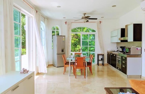 Centro Apartment | Finca Tropical: 18 bedroom house with pool, 1 minute from the beach