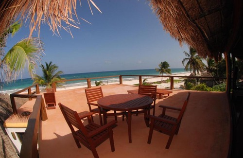 Zona Hotelera Apartment | Gorgeous Beach Front Studio with shared Small Pool