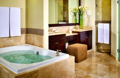 Puerto Juarez Resort | Make Waves in Cancun: Thrilling Adventures and Relaxation Combined.