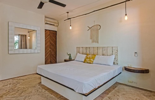 Downtown Apartment | Master Room on 5th Av B05