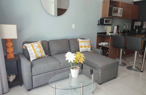 Puerto Morelos Condo | Modern 1-BR, close to beach, restaurants & supermarket. King bed & private patio