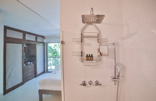Gonzalo Guerrero Condo | Modern Condo w/ Large Private Patio on 5th Avenue. 4 min. Walk to the Beach!